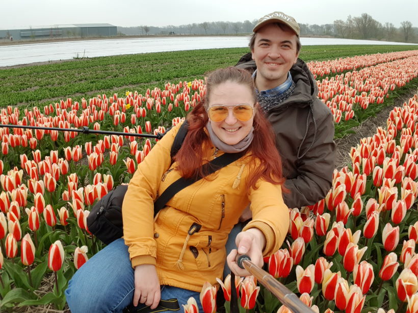 Тина и её молодой человек на фоне поля тюльпанов
