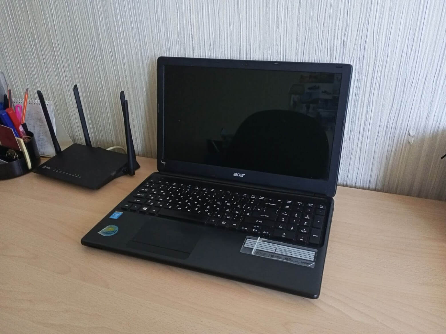 Бывалый старичок-ноутбук Acer Aspire E1 Z5WE1 лежит на столе